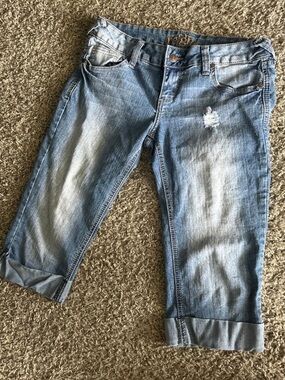 Reign Light Blue Distressed Cropped Jean Capri